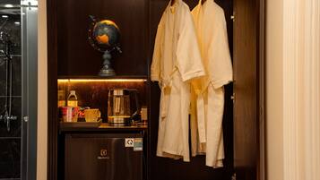 Minibar, coffres-forts dans les chambres, bureau, rideaux occultants