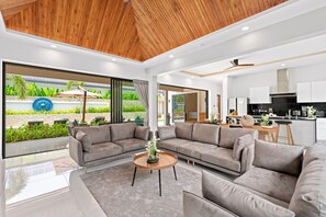 Exklusiv villa | Vardagsrum | 65-tums tv med kabelkanaler