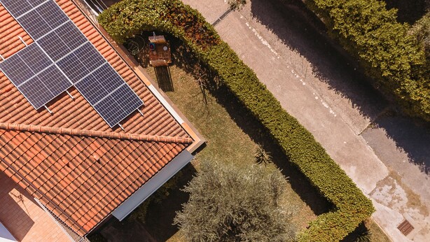 A rooftop with solar panels, a neatly trimmed hedge, and a paved pathway. - Villa Roberta - Modern independent villa (Marina di Casal Velino)
