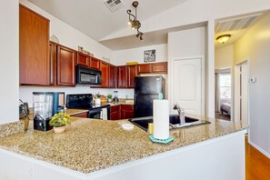 Kylskåp, mikrovågsugn, ugn och spishäll