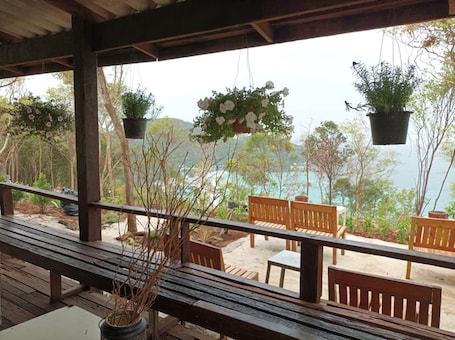 Restaurant. Parinya Hill Homestay & Cafe Koh Larn