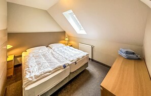 2 bedrooms, travel cot, bed sheets