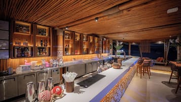 4 bar/lounge