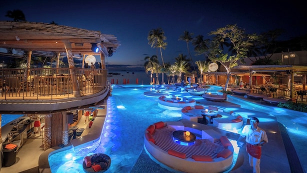 A pool area with multiple seating areas and a bar/lounge area. - 79 Beach Club and Resort Samui (Koh Samui)
