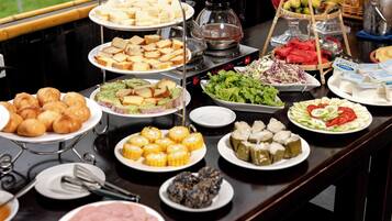 Free daily cooked-to-order breakfast