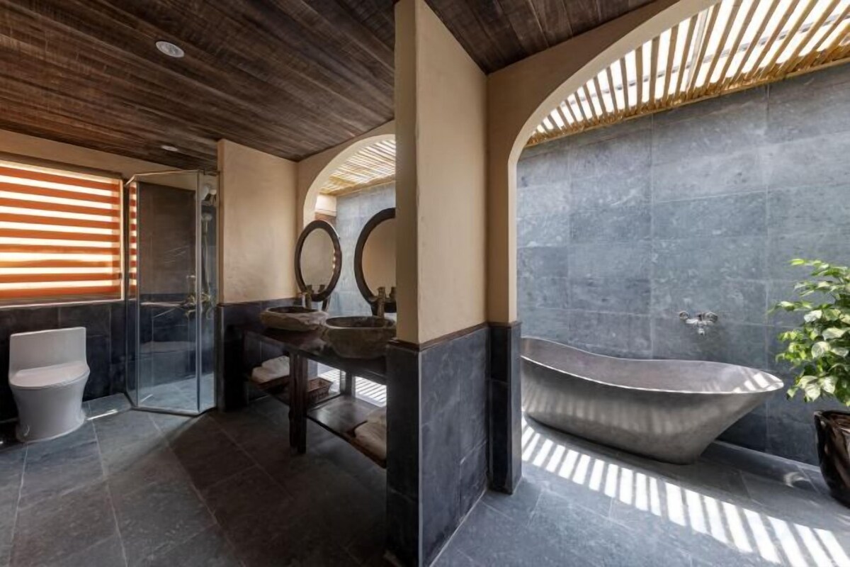 Deluxe Family Garden View With Bathtub