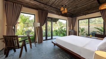 Superior Double Room, 1 King Bed, Pool View | Premium bedding, Select Comfort beds, desk, laptop workspace