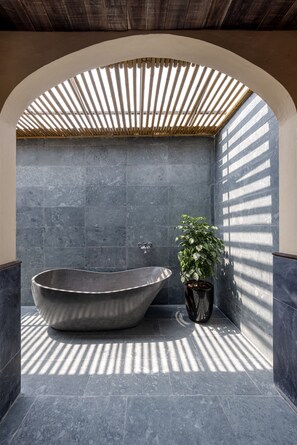 Kamar Quadruple Keluarga, 1 kamar tidur, pemandangan kebun | Kamar mandi | Bathtub dan shower terpisah dan perlengkapan mandi desainer