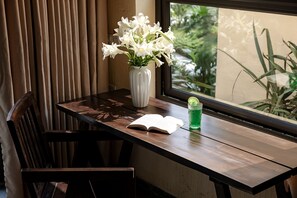 Kamar Double Deluks, 1 Tempat Tidur King, bathtub, pemandangan kebun | Seprai premium, tempat tidur Select Comfort, dan meja kerja