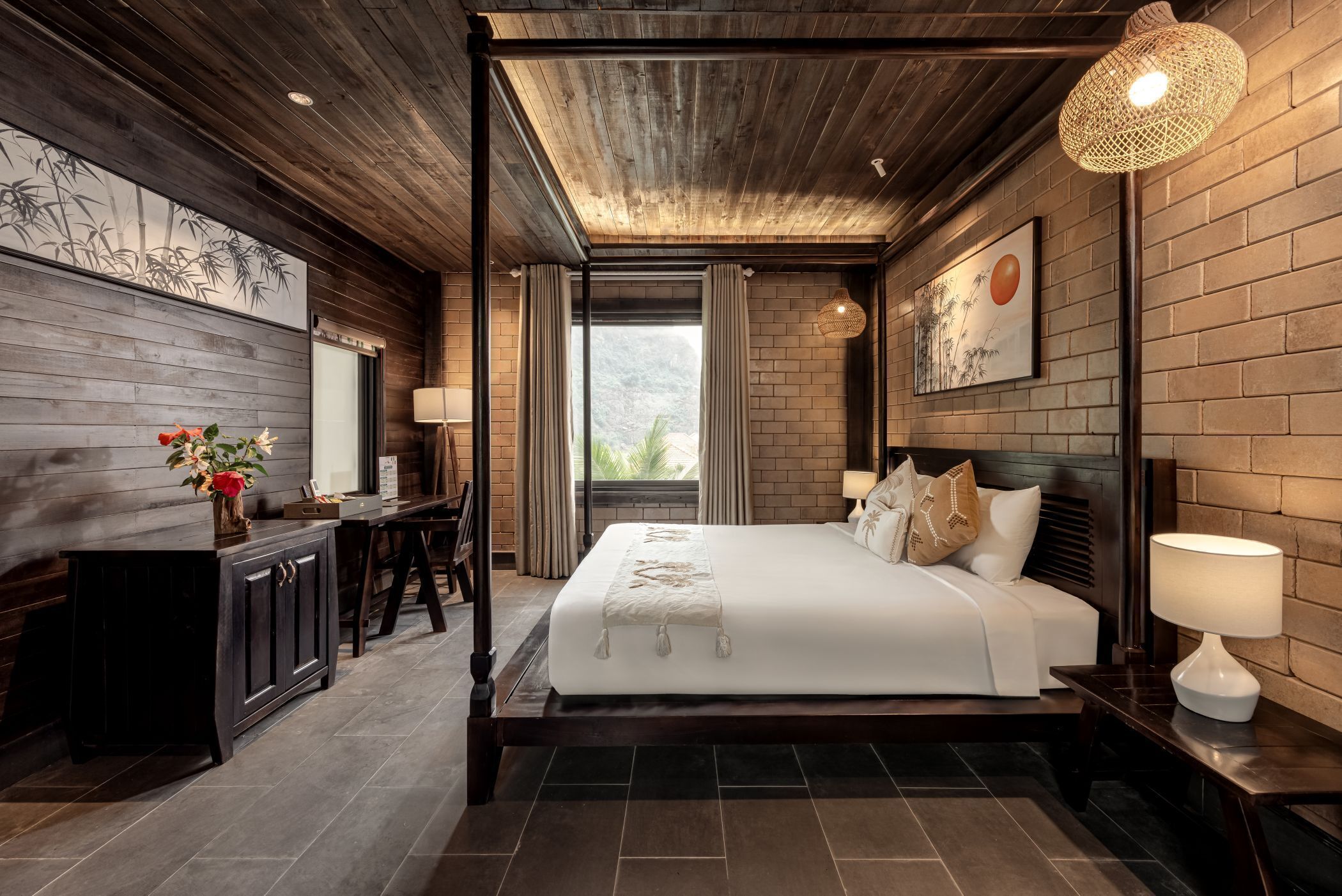 Luxury Double Room, 1 King Bed, Bathtub, Mountain View | Premium bedding, Select Comfort beds, desk, laptop workspace