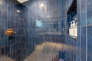 Shower, hair dryer, towels, shampoo