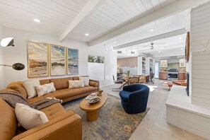 Fernseher, Kamin, Bücher, Stereoanlage