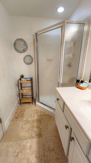 Dusche, Haartrockner, Handtücher, Seife