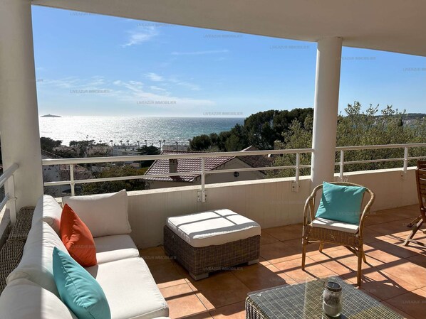 Property grounds - Apartment with sea view, large terrace facing Sanary-Embiez bay for 6 (SIX FOURS LES PLAGES)