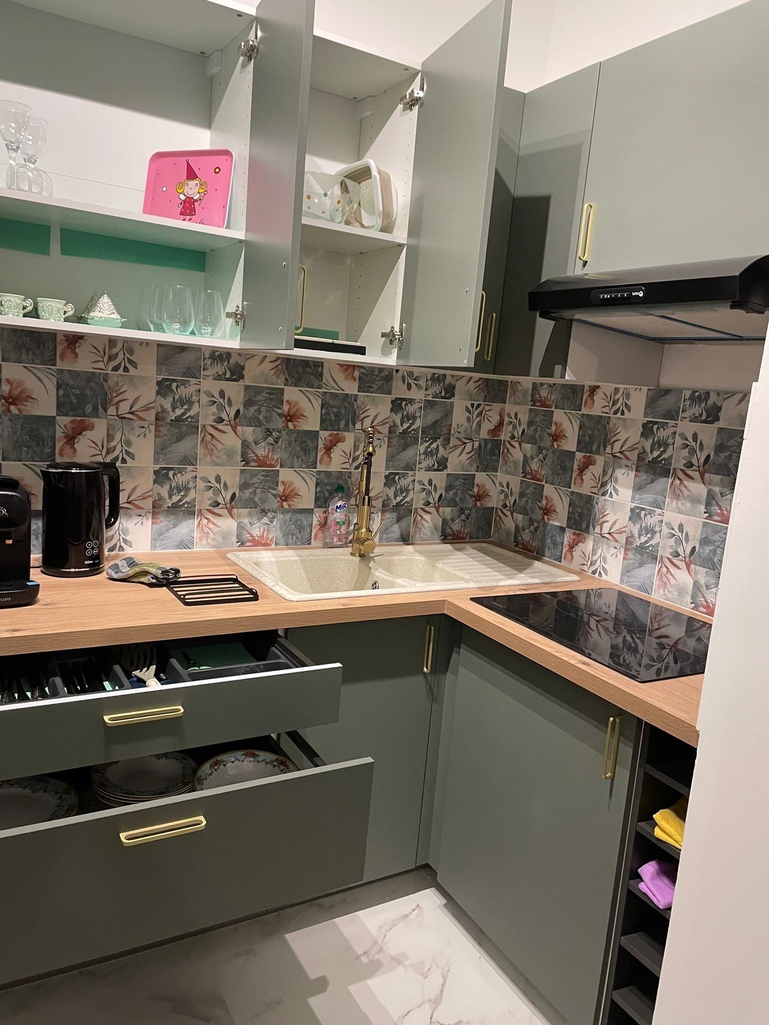 Een koelkast, een microgolfoven, een oven, een kookplaat