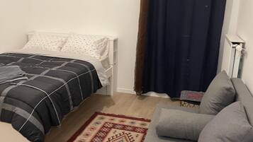 1 slaapkamer, een strijkplank/strijkijzer, gratis wifi, beddengoed