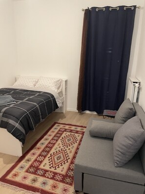 1 dormitori, planxa i posts de planxar, wifi gratuïta i roba de llit