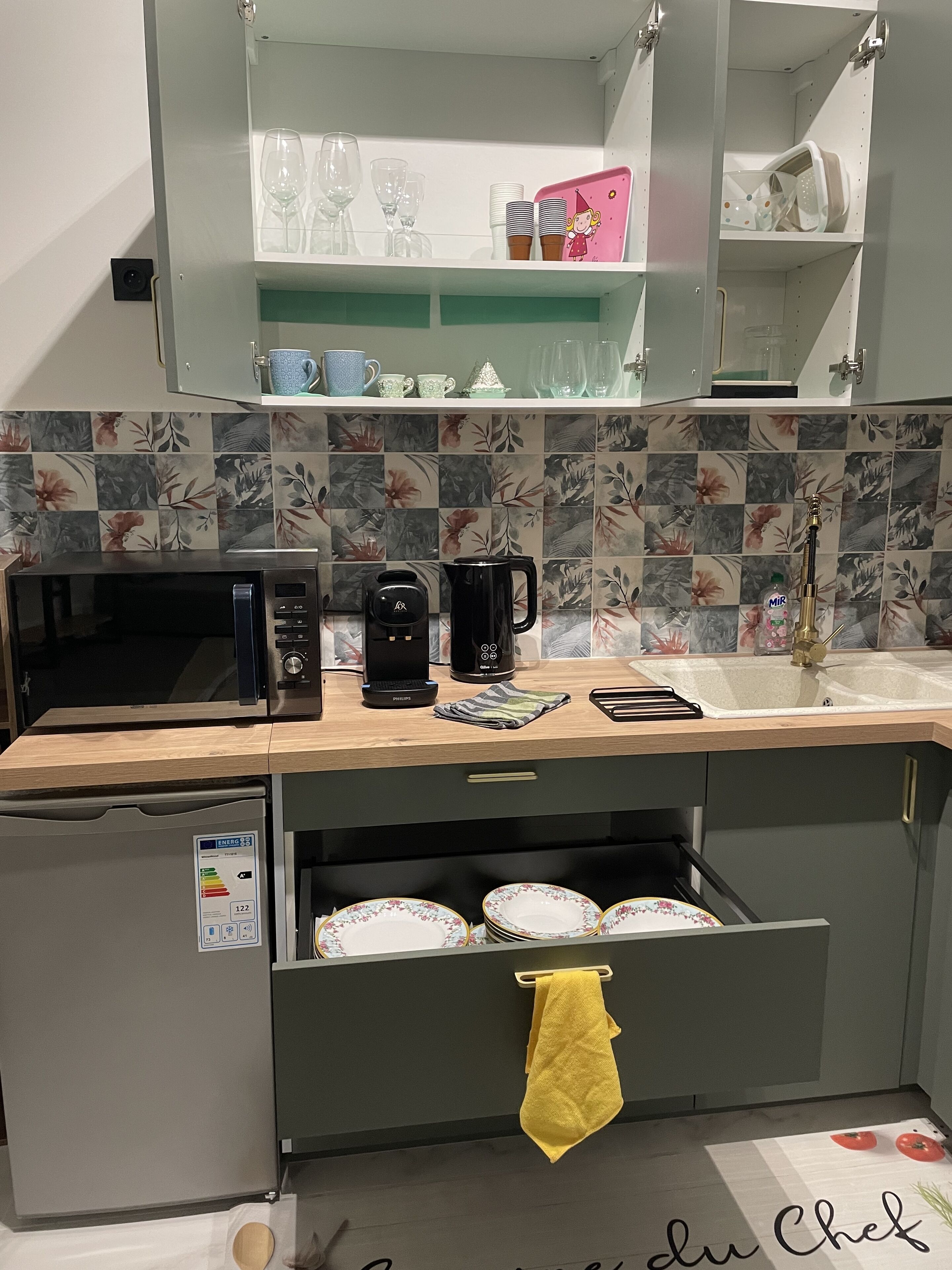 Réfrigérateur, micro-ondes, four, plaque de cuisson