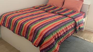 1 slaapkamer, een strijkplank/strijkijzer, gratis wifi, beddengoed