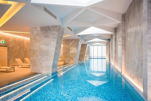 Una piscina cubierta