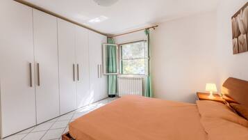 2 bedrooms, bed sheets