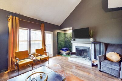 Spacious mid-century 2BR/2BA loft, minutes from Atlanta Braves Stadium/Battery