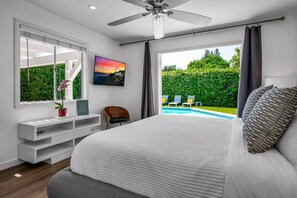 4 bedrooms, iron/ironing board, WiFi - Private Pool Oasis in Quiet Neighborhood Dog Ok (Los Angeles)