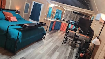 2 bedrooms, in-room safe, desk, iron/ironing board