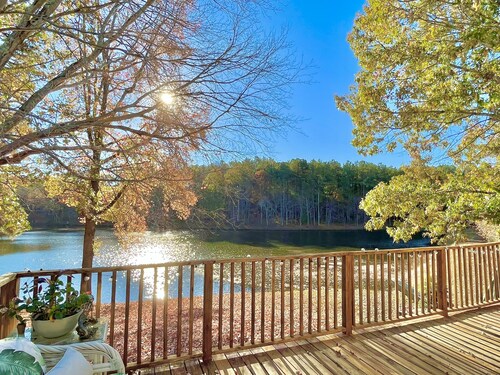 LAKE VIEW RETREAT: Water Front Home - Fishing Allowed