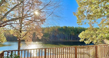 LAKE VIEW RETREAT: Water Front Home - Fishing Allowed