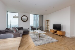 Apartment | 3 bedrooms, Internet - Chic Flat for Modern Living (Salford)