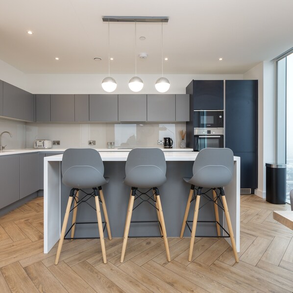 Apartment | 3 bedrooms, Internet - Chic Flat for Modern Living (Salford)