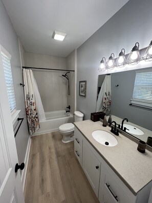 Hair dryer, towels, soap, shampoo - Bay St Louis Home  (Bay St. Louis)