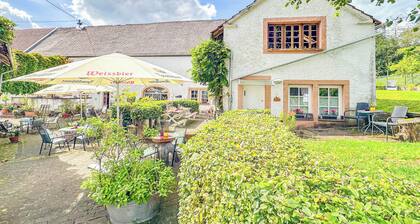 Schöne Wohnung bei eine Bistro mit Biergarten