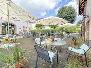 Outdoor dining - Nice apartment near a bistro and beer garden (Meisburg)
