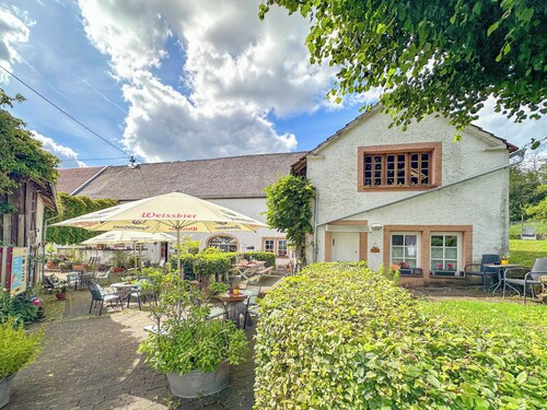 Schöne Wohnung bei eine Bistro mit Biergarten