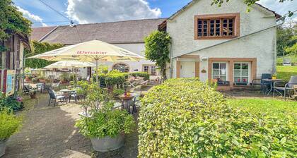 Schöne Wohnung bei eine Bistro mit Biergarten