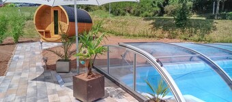 Fine chalet bei a lively bistro and pool