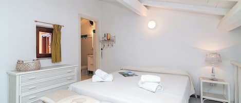 2 室のベッドルーム、WiFi (無料)、ベッドシーツ