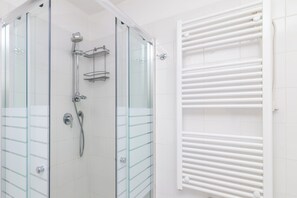 Shower, bidet, towels, soap - Trilo Porto Rotondo Castello 1 (Olbia)