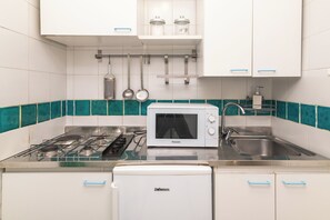 Kjøleskap, ovn, kokeplater og kjøkkenutstyr