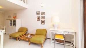 Apartemen Keluarga, beberapa kamar, 2 kamar mandi (Trilo Porto Rotondo Castello 1) | Area keluarga | Televisi layar datar 21-inci dengan saluran TV kabel