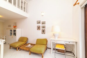 Familjelägenhet - flera sovrum - 2 badrum (Trilo Porto Rotondo Castello 1) | Vardagsrum | 21-tums platt-tv med kabelkanaler