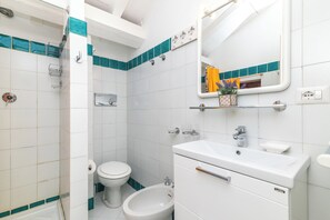 Een douche, een bidet, handdoeken, zeep