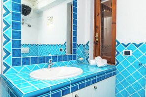 Familie appartement, 1 slaapkamer (Bilo Porto Rotondo Castello 3) | Badkamer | Een douche, een bidet, handdoeken, zeep