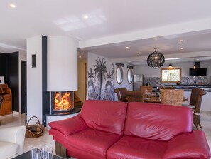 TV, fireplace