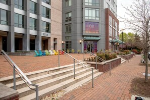 Exterior - Superb Del Ray 1BR w/ Gym, nr Theater, Airport & Nightlife, by Blueground (Alexandria)