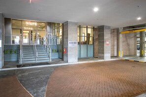 Interior - Superb Del Ray 1BR w/ Gym, nr Theater, Airport & Nightlife, by Blueground (Alexandria)