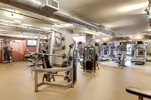 Fitness facility - Sunny Navy Yard 1BR w/ Theater, nr Nightlife & Dining, by Blueground (Washington, D.C.)