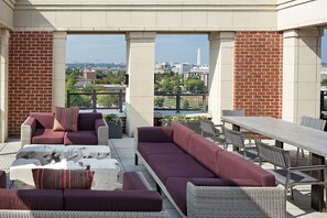 Outdoor dining - Sunny Navy Yard 1BR w/ Theater, nr Nightlife & Dining, by Blueground (Washington, D.C.)
